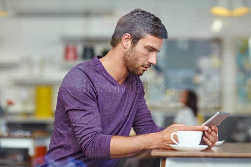 Καφέ καφετέριας και άνδρας με tablet για απομακρυσμένη εργασία διαβάζοντας ιστολόγιο ή σύνδεση για πληροφορίες ειδήσεων. Παράθυρο στοκ φωτογραφία με δικαίωμα ελεύθερης χρήσης