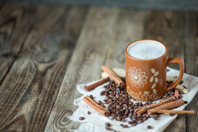 Καφές Cappuccino σε μια μεγάλη καφετιά κούπα στοκ εικόνες με δικαίωμα ελεύθερης χρήσης Καφές Cappuccino σε μια μεγάλη καφετιά κούπα στοκ εικόνες με δικαίωμα ελεύθερης χρήσης