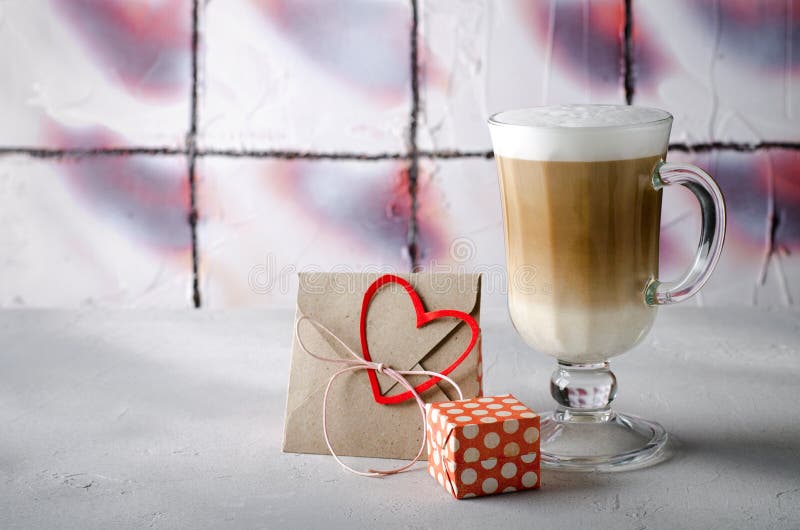 Καφές Latte με τα κιβώτια δώρων, τις καρδιές φακέλων και εγγράφου Ρόδινα, κόκκινα, άσπρα χρώματα στο φωτεινό υπόβαθρο Αγάπη, βαλε στοκ εικόνα με δικαίωμα ελεύθερης χρήσης