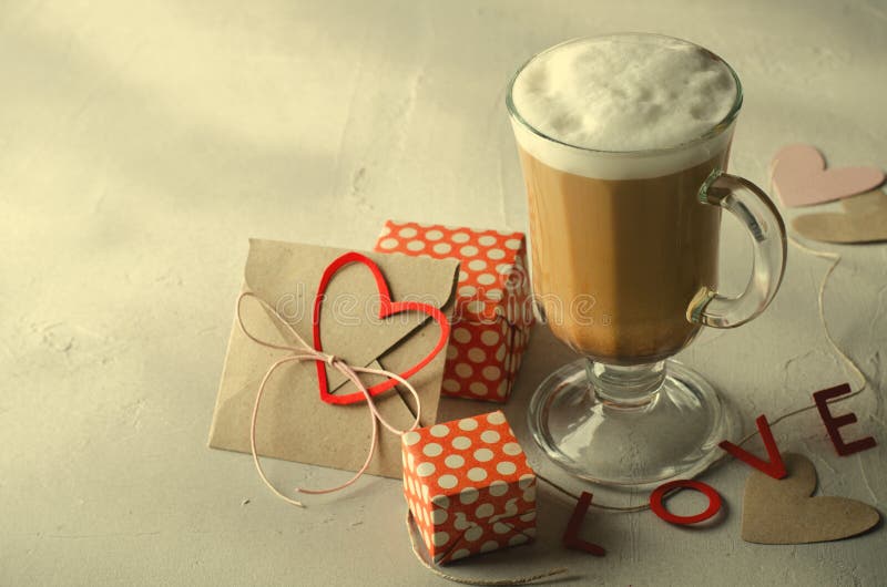 Καφές Latte με τα κιβώτια δώρων, τις καρδιές φακέλων και εγγράφου Ρόδινα, κόκκινα, άσπρα χρώματα στο φωτεινό υπόβαθρο Αγάπη, βαλε στοκ εικόνα