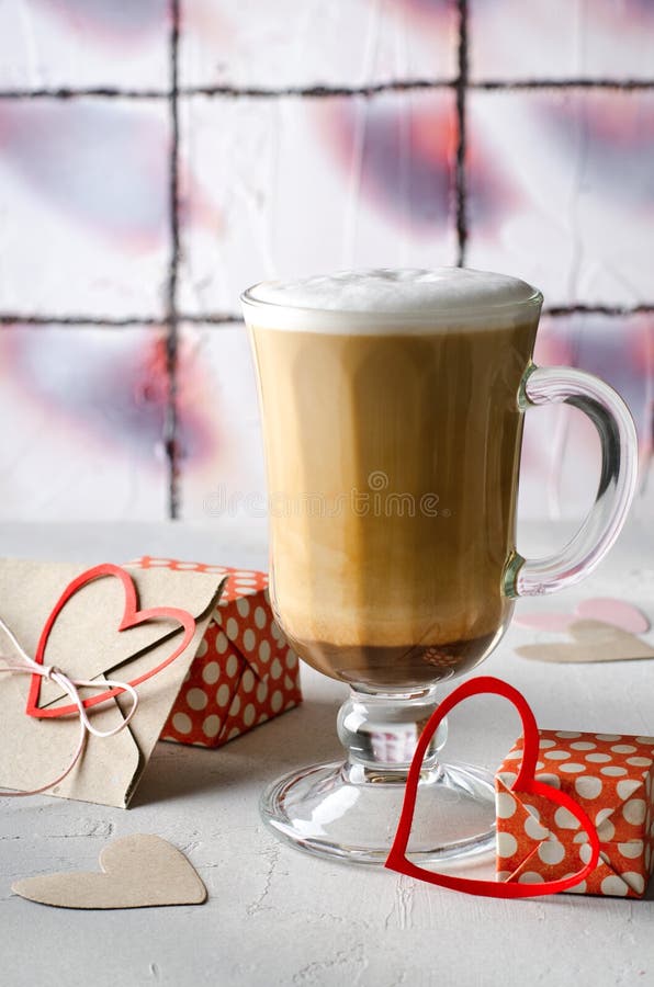 Καφές Latte με τα κιβώτια δώρων, τις καρδιές φακέλων και εγγράφου Ρόδινα, κόκκινα, άσπρα χρώματα στο φωτεινό υπόβαθρο Αγάπη, βαλε στοκ φωτογραφία με δικαίωμα ελεύθερης χρήσης