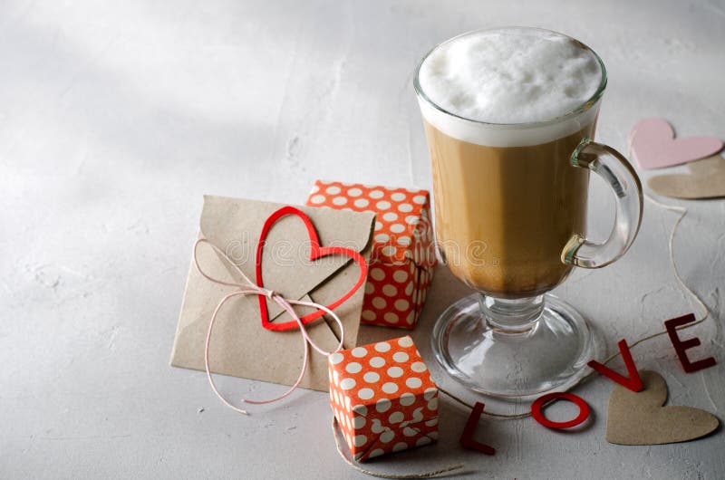 Καφές Latte με τα κιβώτια δώρων, τις καρδιές φακέλων και εγγράφου Ρόδινα, κόκκινα, άσπρα χρώματα στο φωτεινό υπόβαθρο Αγάπη, βαλε στοκ φωτογραφίες με δικαίωμα ελεύθερης χρήσης