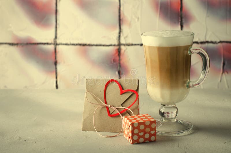Καφές Latte με τα κιβώτια δώρων, τις καρδιές φακέλων και εγγράφου Ρόδινα, κόκκινα, άσπρα χρώματα στο φωτεινό υπόβαθρο Αγάπη, βαλε στοκ εικόνα με δικαίωμα ελεύθερης χρήσης