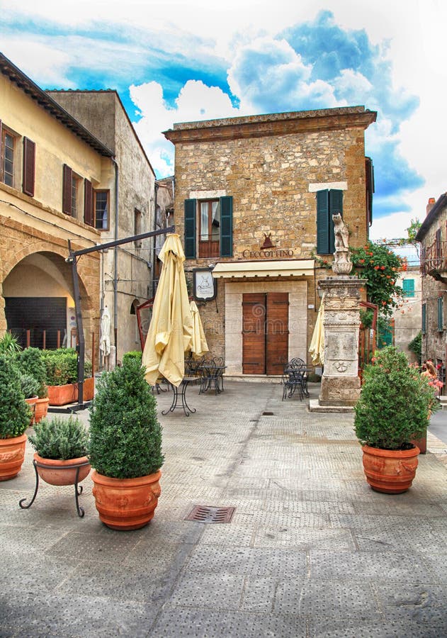 Καφές στη μεσαιωνική πόλη Pitigliano που χτίζεται της πέτρας ηφαιστειακών τεφρών, Τοσκάνη, Ι στοκ εικόνα με δικαίωμα ελεύθερης χρήσης Καφές στη μεσαιωνική πόλη Pitigliano που χτίζεται της πέτρας ηφαιστειακών τεφρών, Τοσκάνη, Ι στοκ εικόνα με δικαίωμα ελεύθερης χρήσης