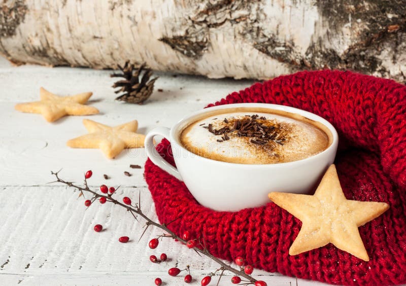 Καφές χειμερινού cappuccino στο άσπρο φλυτζάνι με τα μπισκότα Χριστουγέννων στοκ φωτογραφία