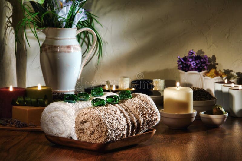 καφετί crystal gems spa λευκό πετσετώ&nu στοκ φωτογραφία καφετί crystal gems spa λευκό πετσετώ&nu στοκ φωτογραφία