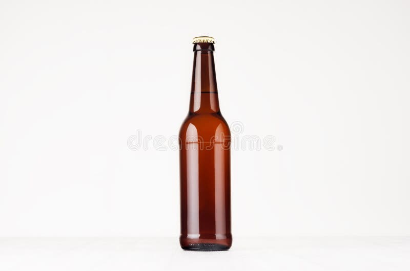 Καφετιά longneck χλεύη μπουκαλιών μπύρας επάνω Πρότυπο για τη διαφήμιση, σχέδιο, ταυτότητα μαρκαρίσματος στον άσπρο ξύλινο πίνακα