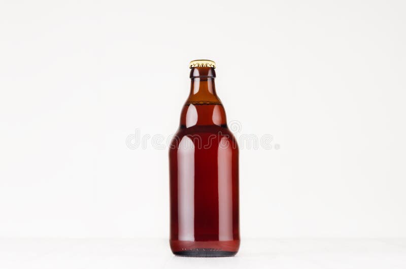 Καφετιά steinie βελγική χλεύη μπουκαλιών μπύρας 330ml επάνω Πρότυπο για τη διαφήμιση, σχέδιο, ταυτότητα μαρκαρίσματος στον άσπρο