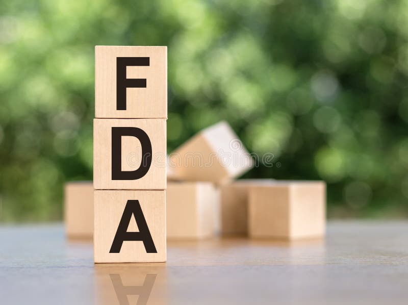 Κείμενο FDA από ξύλινους κύβους σε ανοιχτό φόντο, συντομογραφία της Διοίκησης Τροφίμων και Φαρμάκων στοκ φωτογραφίες