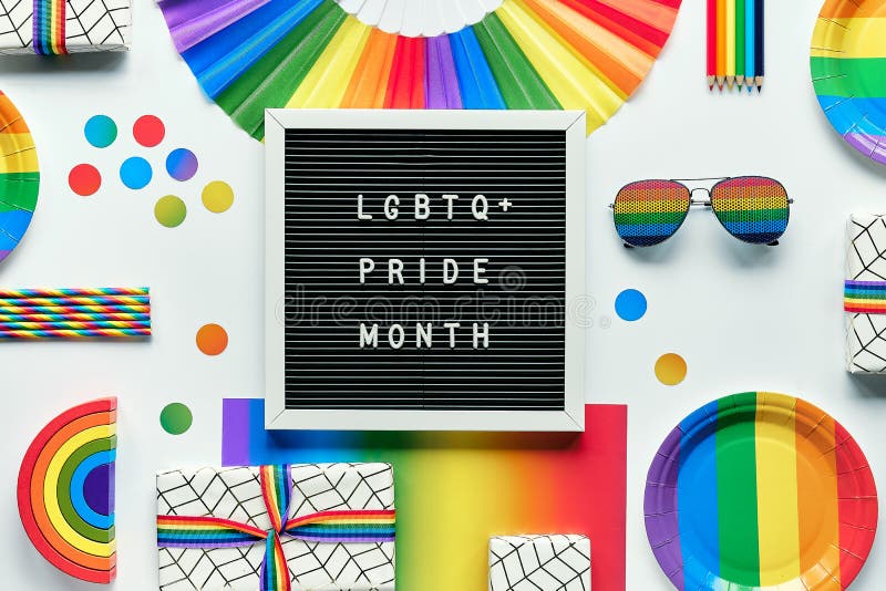 κείμενο μήνα υπερηφάνειας lgbtq στην επιγραφή. μαύρο πληκτρολόγιο με αντικείμενα μοτίβου ουράνιου τόξου σε λευκό φόντο. πάρτι στοκ εικόνες