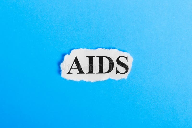 Κείμενο του AIDS σε χαρτί AIDS λέξης σε ένα κομμάτι χαρτί σωστό μόνιμο κείμενο υπολοίπου εικόνας ειδωλίων έννοιας COM στοκ φωτογραφία με δικαίωμα ελεύθερης χρήσης Κείμενο του AIDS σε χαρτί AIDS λέξης σε ένα κομμάτι χαρτί σωστό μόνιμο κείμενο υπολοίπου εικόνας ειδωλίων έννοιας COM στοκ φωτογραφία με δικαίωμα ελεύθερης χρήσης
