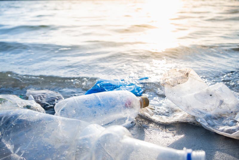 Κενά πλαστικά μπουκάλια στην έννοια παραλιών, ακτών και ρύπανσης των υδάτων