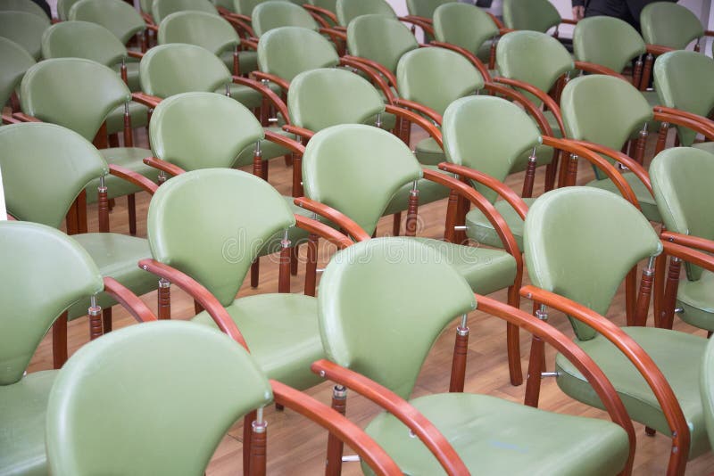 Κενές καρέκλες διασκέψεων στη σειρά σε ένα επιχειρησιακό δωμάτιο στοκ φωτογραφία Κενές καρέκλες διασκέψεων στη σειρά σε ένα επιχειρησιακό δωμάτιο στοκ φωτογραφία