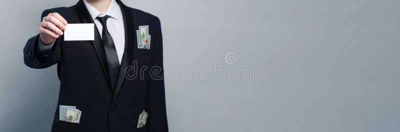 κενή λευκή επαγγελματική κάρτα στο χέρι επιχειρηματία με επίσημη στολή στο μπλε φόντο στοκ εικόνα