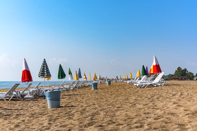 Κενή παραλία με το σαφή ουρανό στην πόλη Mersin σε Τουρκία-2018 στοκ εικόνα με δικαίωμα ελεύθερης χρήσης Κενή παραλία με το σαφή ουρανό στην πόλη Mersin σε Τουρκία-2018 στοκ εικόνα με δικαίωμα ελεύθερης χρήσης
