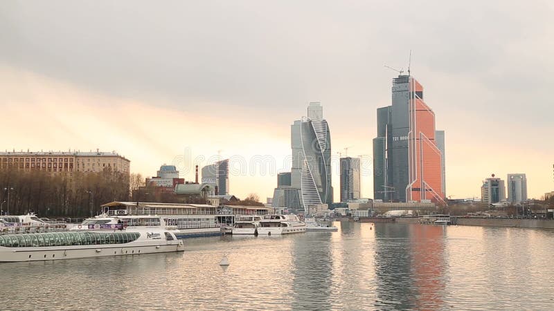 Κεντρική άνοιξη πόλεων της Μόσχας ουρανοξυστών timelapse