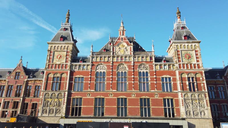 κεντρικός σταθμός του άμστερνταμ ο μεγαλύτερος σιδηροδρομικός σταθμός του άμστερνταμ