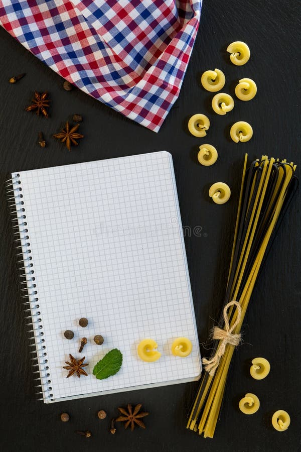 Κενό cookbook με τα συμβατικά και μαύρα άψητα ιταλικά ζυμαρικά στοκ φωτογραφίες με δικαίωμα ελεύθερης χρήσης Κενό cookbook με τα συμβατικά και μαύρα άψητα ιταλικά ζυμαρικά στοκ φωτογραφίες με δικαίωμα ελεύθερης χρήσης