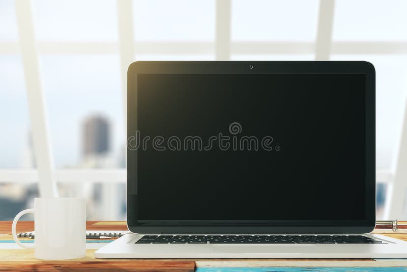 Κενό lap-top στον υπολογιστή γραφείου σε ένα ηλιόλουστο γραφείο με ένα φλυτζάνι του coff στοκ φωτογραφίες Κενό lap-top στον υπολογιστή γραφείου σε ένα ηλιόλουστο γραφείο με ένα φλυτζάνι του coff στοκ φωτογραφίες