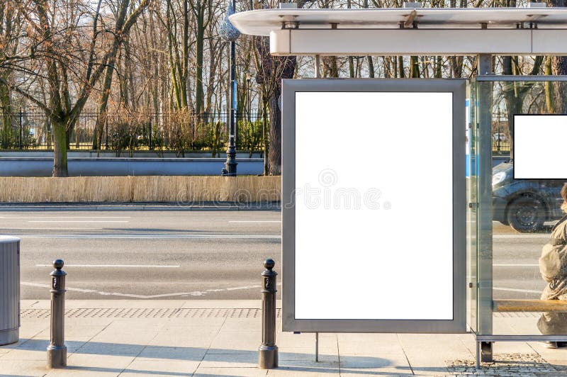 Κενό λευκό εμβλημάτων πινάκων διαφημίσεων σε μια στάση λεωφορείου στοκ φωτογραφία Κενό λευκό εμβλημάτων πινάκων διαφημίσεων σε μια στάση λεωφορείου στοκ φωτογραφία