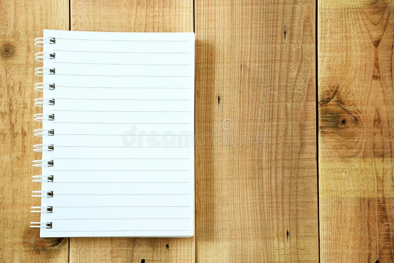 κενό σημειωματάριο στο ξύλινο υπόβαθρο στοκ εικόνα κενό σημειωματάριο στο ξύλινο υπόβαθρο στοκ εικόνα