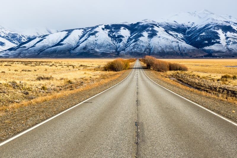 Κενός δρόμος στη EL Calafate, Παταγωνία Αργεντινή στοκ εικόνες με δικαίωμα ελεύθερης χρήσης Κενός δρόμος στη EL Calafate, Παταγωνία Αργεντινή στοκ εικόνες με δικαίωμα ελεύθερης χρήσης