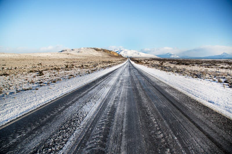 Κενός δρόμος χιονιού στη EL Calafate, Παταγωνία στοκ φωτογραφία