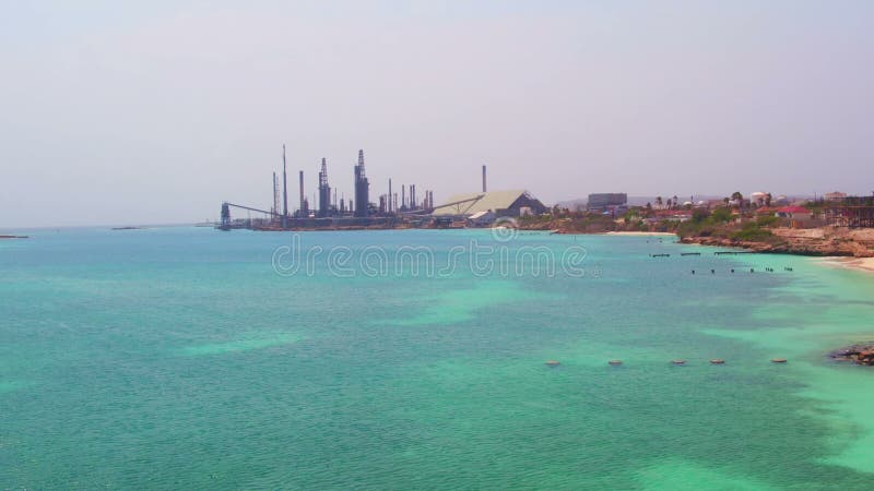 Κεραία από τις εγκαταστάσεις διυλιστηρίων πετρελαίου στο νησί της Αρούμπα