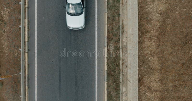 Κεραία που αγνοεί το hiway με τα αυτοκίνητα, τα φορτηγά και άλλη μεταφορά