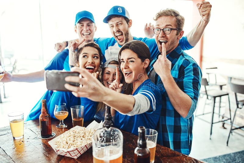 κερδίζουν αθλήματα και άτομα στην pub selfie με θαυμαστές της μπύρας και χαρούμενο εορτασμό για το παγκόσμιο κύπελλο μαζί. παιχνίδ στοκ φωτογραφίες με δικαίωμα ελεύθερης χρήσης