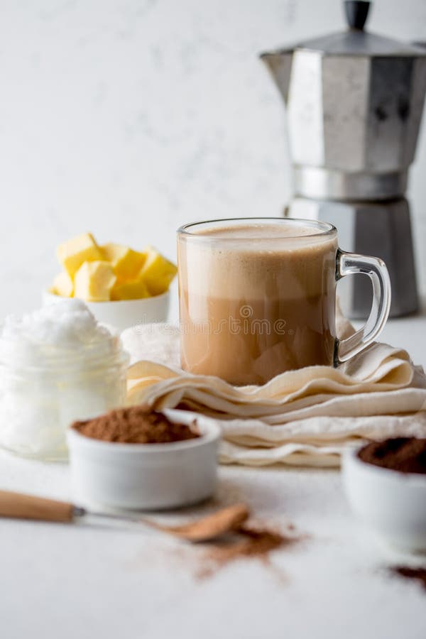 ΚΕΤΟΝΟΓΕΝΕΤΙΚΟ KETO ΠΟΤΌ ΔΙΑΤΡΟΦΉΣ Coffe και κακάο που συνδυάζονται με το πετρέλαιο καρύδων Φλυτζάνι του αλεξίσφαιρου coffe με το στοκ εικόνες με δικαίωμα ελεύθερης χρήσης ΚΕΤΟΝΟΓΕΝΕΤΙΚΟ KETO ΠΟΤΌ ΔΙΑΤΡΟΦΉΣ Coffe και κακάο που συνδυάζονται με το πετρέλαιο καρύδων Φλυτζάνι του αλεξίσφαιρου coffe με το στοκ εικόνες με δικαίωμα ελεύθερης χρήσης