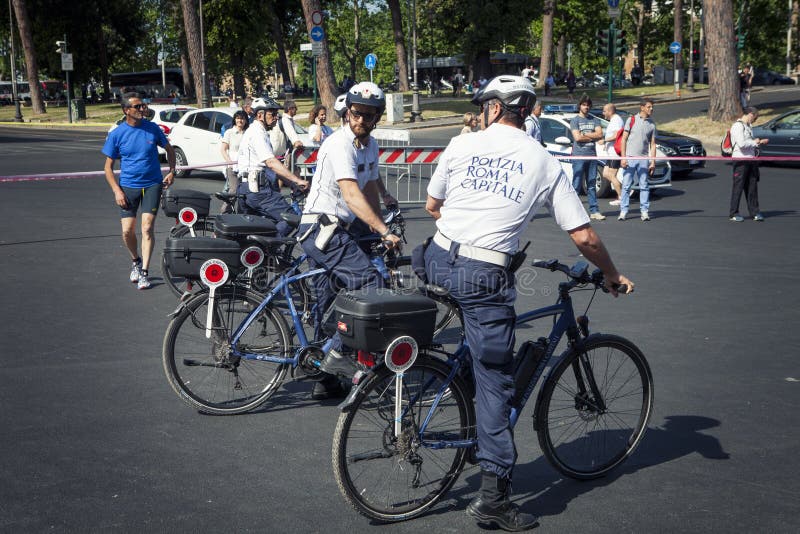 Κεφάλαιο αστυνομίας της Ρώμης στην υπηρεσία κατά τη διάρκεια της φυλής για τη θεραπεία 2015, Ρώμη Ιταλία στοκ φωτογραφία με δικαίωμα ελεύθερης χρήσης Κεφάλαιο αστυνομίας της Ρώμης στην υπηρεσία κατά τη διάρκεια της φυλής για τη θεραπεία 2015, Ρώμη Ιταλία στοκ φωτογραφία με δικαίωμα ελεύθερης χρήσης