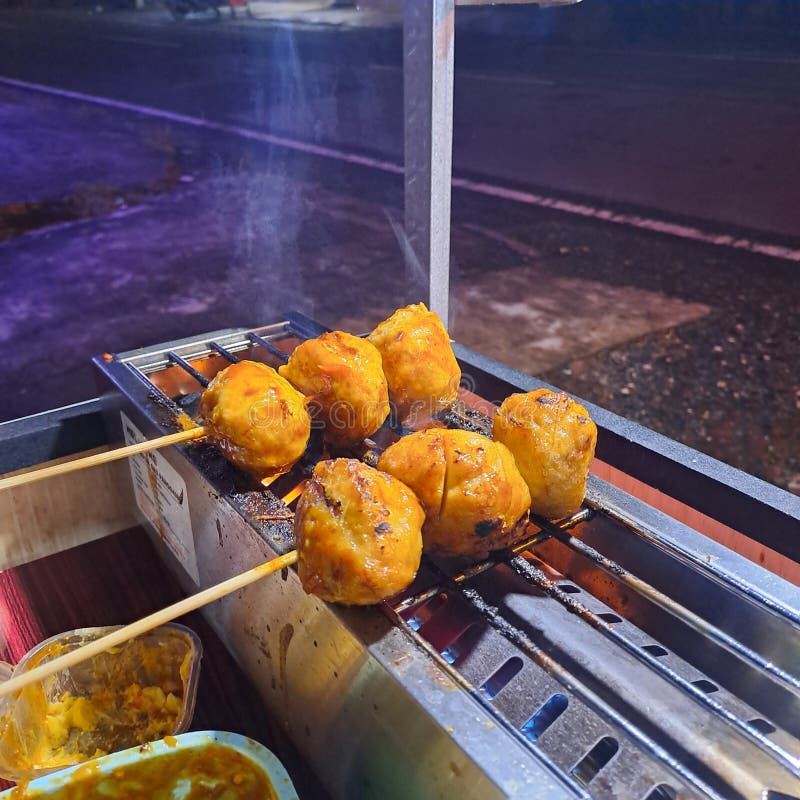 Κεφτέδες με πικάντικη σάλτσα στο Street Food Stall τη νύχτα στοκ εικόνες