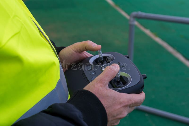 Κηφήνας πειραματικός κατά τη διάρκεια μιας άσκησης που φορά ένα κίτρινο σακάκι Πειραματικά πειραματικά αεροσκάφη μακρινά κατά τη στοκ εικόνες Κηφήνας πειραματικός κατά τη διάρκεια μιας άσκησης που φορά ένα κίτρινο σακάκι Πειραματικά πειραματικά αεροσκάφη μακρινά κατά τη στοκ εικόνες
