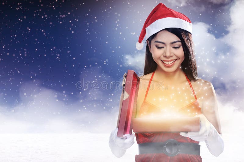 Κιβώτιο δώρων ανοίγματος γυναικών Santa Χριστουγέννων στοκ εικόνες με δικαίωμα ελεύθερης χρήσης Κιβώτιο δώρων ανοίγματος γυναικών Santa Χριστουγέννων στοκ εικόνες με δικαίωμα ελεύθερης χρήσης