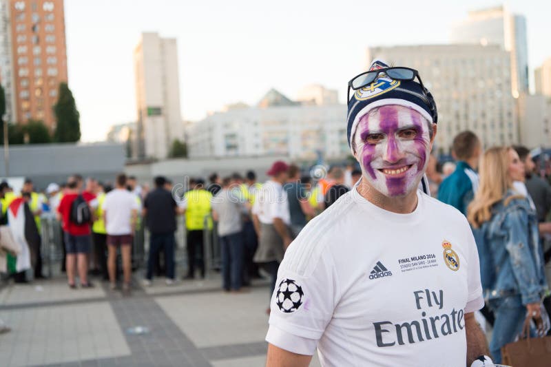 ΚΙΕΒΟ, ΟΥΚΡΑΝΙΑ - 26 ΜΑΐΟΥ 2018: Ο θαυμαστής UEFA FC Real Madrid και η ομάδα ποδοσφαίρου του Λίβερπουλ ενώπιον του τελικού UEFA υ στοκ φωτογραφία με δικαίωμα ελεύθερης χρήσης ΚΙΕΒΟ, ΟΥΚΡΑΝΙΑ - 26 ΜΑΐΟΥ 2018: Ο θαυμαστής UEFA FC Real Madrid και η ομάδα ποδοσφαίρου του Λίβερπουλ ενώπιον του τελικού UEFA υ στοκ φωτογραφία με δικαίωμα ελεύθερης χρήσης