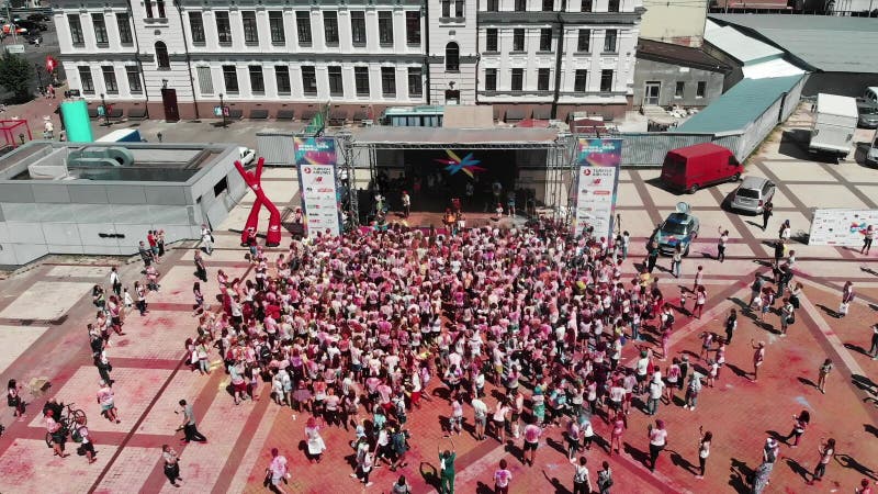 κιιβουκρανία ιούνιος 2019 άτομα που μένουν κοντά στη σκηνή σε έγχρωμη προβολή κεραϊνού. θηλυκά και αρσενικά στο κέντρο της πόλης