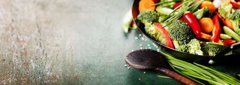 κινεζική κουζίνα Μαγειρεύοντας λαχανικά Wok στοκ εικόνες