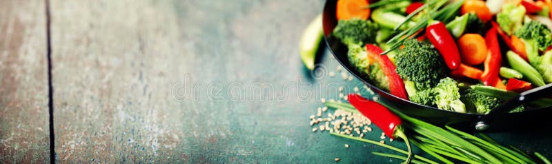 κινεζική κουζίνα Μαγειρεύοντας λαχανικά Wok στοκ εικόνες με δικαίωμα ελεύθερης χρήσης