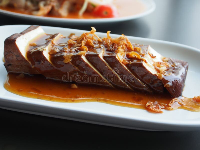Κινεζικό Tofu τροφίμων (στάρπη σόγιας) με τη σάλτσα σόγιας στο άσπρο πιάτο στοκ εικόνες με δικαίωμα ελεύθερης χρήσης Κινεζικό Tofu τροφίμων (στάρπη σόγιας) με τη σάλτσα σόγιας στο άσπρο πιάτο στοκ εικόνες με δικαίωμα ελεύθερης χρήσης