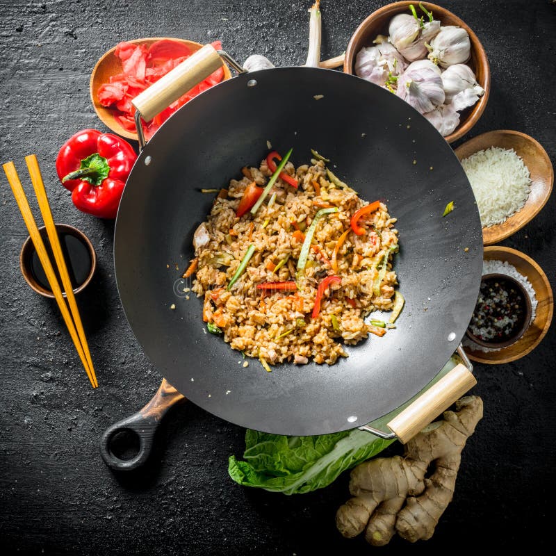 Κινεζικό wok Συστατικά για το μαγείρεμα του εύγευστου ασιατικού ρυζιού στοκ φωτογραφίες
