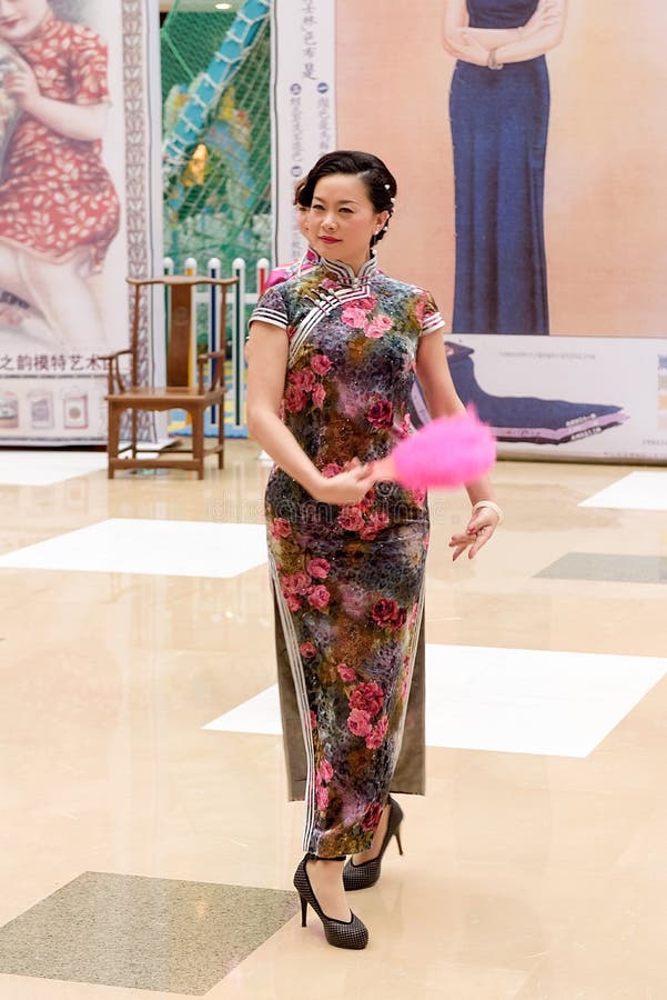 Κινεζικός χορός ανεμιστήρων cheongsam στοκ φωτογραφίες Κινεζικός χορός ανεμιστήρων cheongsam στοκ φωτογραφίες