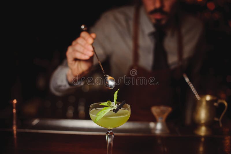Κινηματογράφηση σε πρώτο πλάνο bartender που κατασκευάζει το πράσινο κοκτέιλ στοκ εικόνα Κινηματογράφηση σε πρώτο πλάνο bartender που κατασκευάζει το πράσινο κοκτέιλ στοκ εικόνα