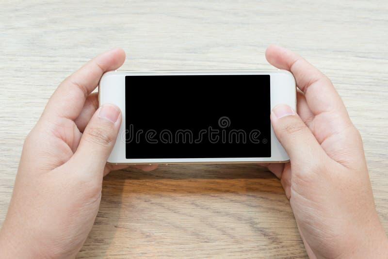 Κινηματογράφηση σε πρώτο πλάνο ενός βίντεο προσοχής κινητών τηλεφώνων εκμετάλλευσης χεριών γυναικών στοκ φωτογραφία Κινηματογράφηση σε πρώτο πλάνο ενός βίντεο προσοχής κινητών τηλεφώνων εκμετάλλευσης χεριών γυναικών στοκ φωτογραφία