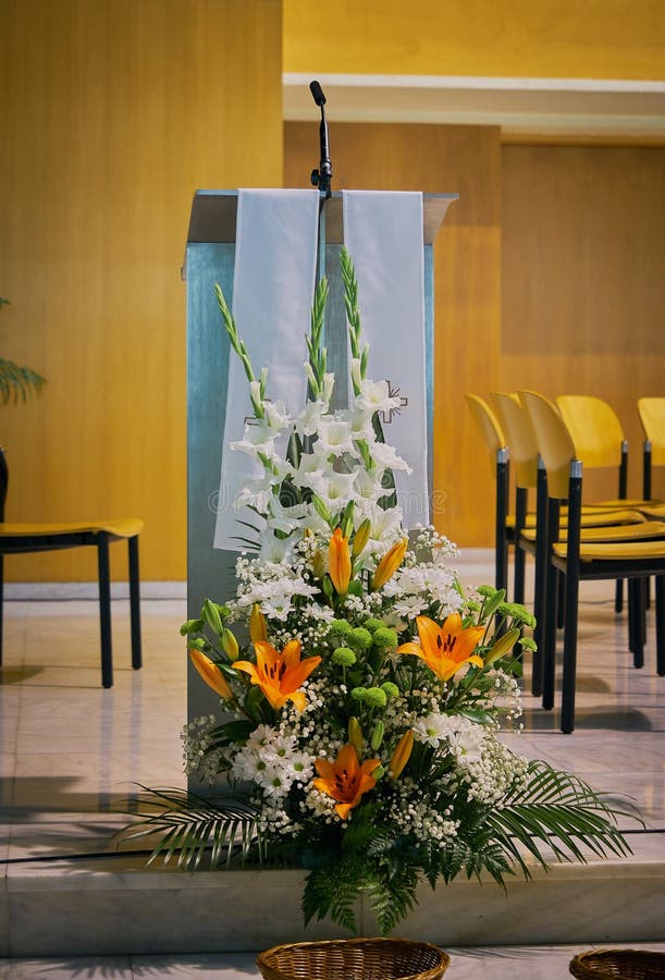 κινηματογράφηση σε πρώτο πλάνο pulpit & του x28 ambon& x29 σε μια σύγχρονη καθολική εκκλησία με τη διακόσμηση λουλουδιών στο πρώ στοκ φωτογραφίες κινηματογράφηση σε πρώτο πλάνο pulpit & του x28 ambon& x29 σε μια σύγχρονη καθολική εκκλησία με τη διακόσμηση λουλουδιών στο πρώ στοκ φωτογραφίες