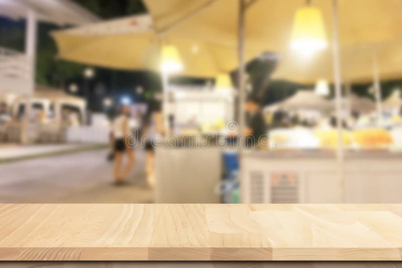 Κινηματογράφηση σε πρώτο πλάνο στην ξύλινη επιτραπέζια προοπτική οξιών στοκ φωτογραφία