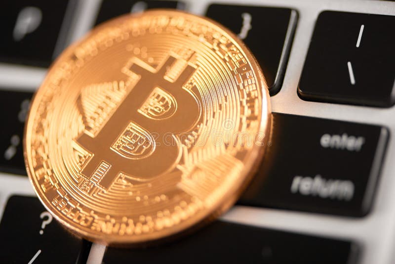 Κινηματογράφηση σε πρώτο πλάνο του χρυσού bitcoin κύριο εικονικό νόμισμα που τοποθετείται ως στο πληκτρολόγιο lap-top στοκ φωτογραφίες Κινηματογράφηση σε πρώτο πλάνο του χρυσού bitcoin κύριο εικονικό νόμισμα που τοποθετείται ως στο πληκτρολόγιο lap-top στοκ φωτογραφίες
