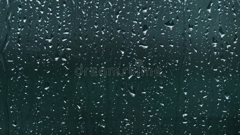 Κινηματογράφηση σε πρώτο πλάνο των σταγονίδιων βροχής που αφορούν το παράθυρο Βροχερή ημέρα