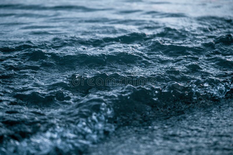 Κινηματογράφηση σε πρώτο πλάνο φωτογραφιών της όμορφης σαφούς σκούρο μπλε επιφάνειας νερού θάλασσας ωκεάνιας με τα χαμηλά κύματα στοκ φωτογραφία Κινηματογράφηση σε πρώτο πλάνο φωτογραφιών της όμορφης σαφούς σκούρο μπλε επιφάνειας νερού θάλασσας ωκεάνιας με τα χαμηλά κύματα στοκ φωτογραφία