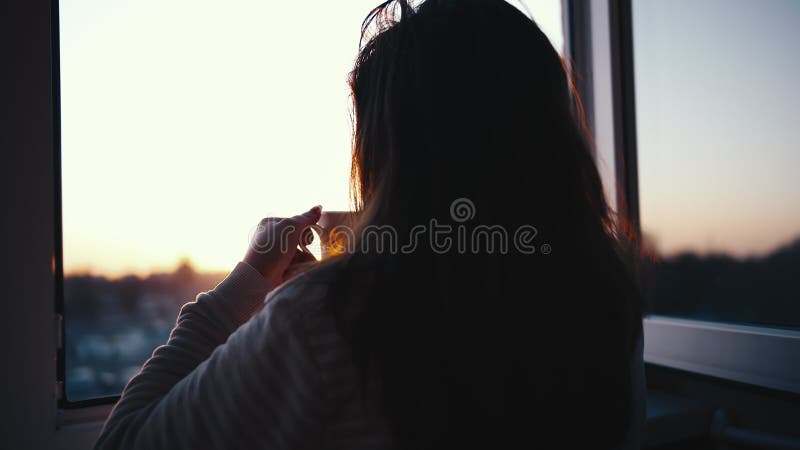 κινηματογραφική φωτογραφία όμορφη γυναίκα που πίνει καφέ στο μπαλκόνι στο πίσω κάθισμα φιλμ μικρού μήκους